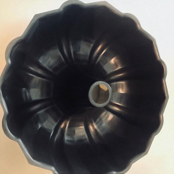 Vintage Fluted Bundt 12 cup / 3-Liter Cake Pan - Picture 4 of 5